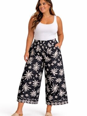 Tahari Women's Black & White Floral Flowy Cropped Pants - Size Large |